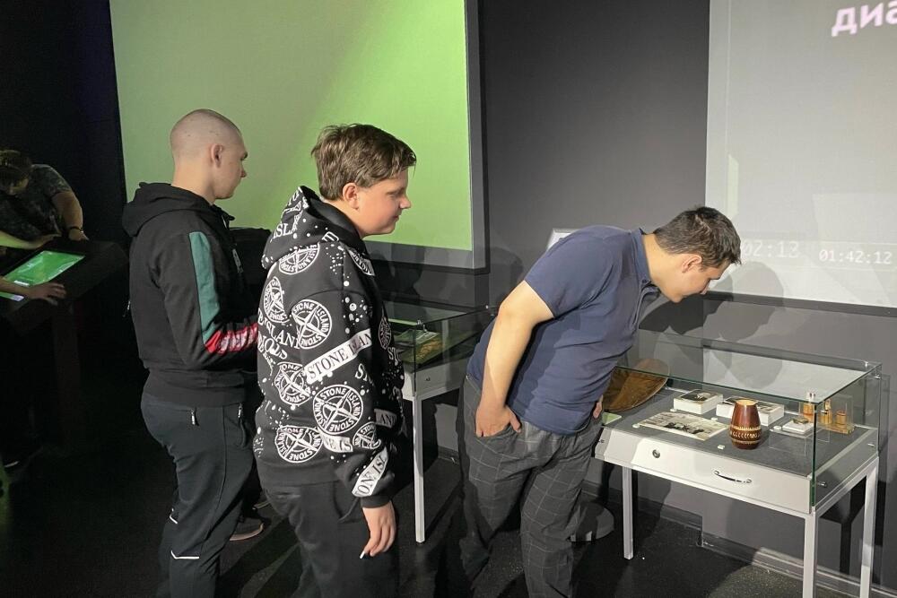 Участники «Лаборатории будущего» знакомятся с выставкой «Славен человек трудом»