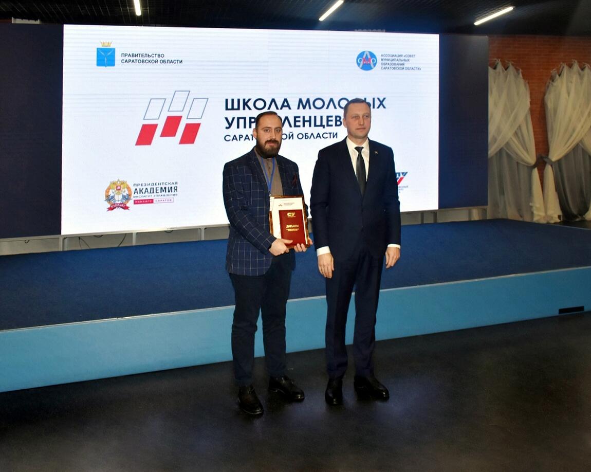 Губернатор Саратовской области Роман Бусаргин вручил дипломы выпускникам ШМУ-2023