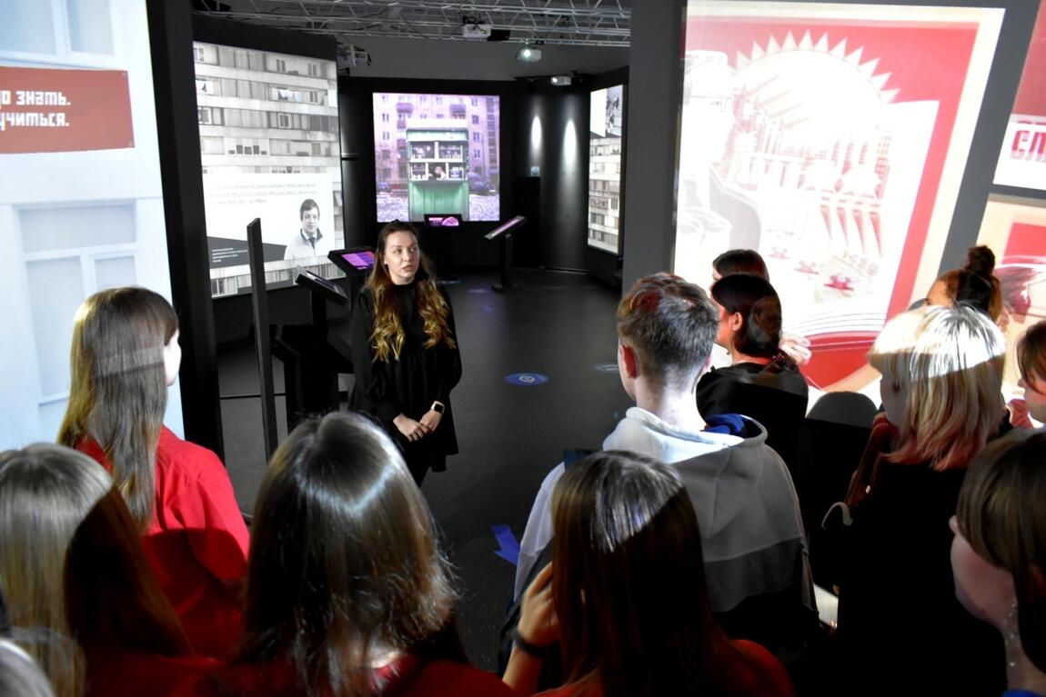 «Всем, кто учится и учит!» посоветовали увидеть новую выставку в саратовском Историческом парке первые гости.