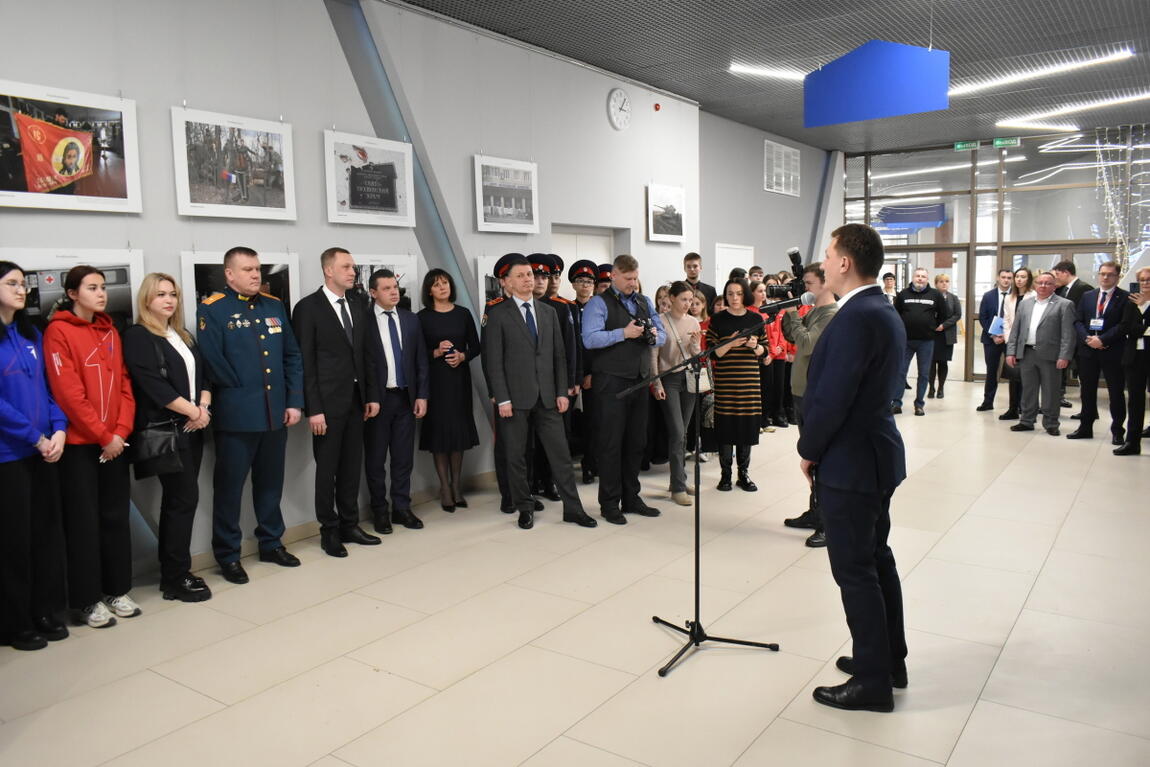 Открылась вторая выставка военкора «Российской газеты» Владимира Аносова «Донбасс»