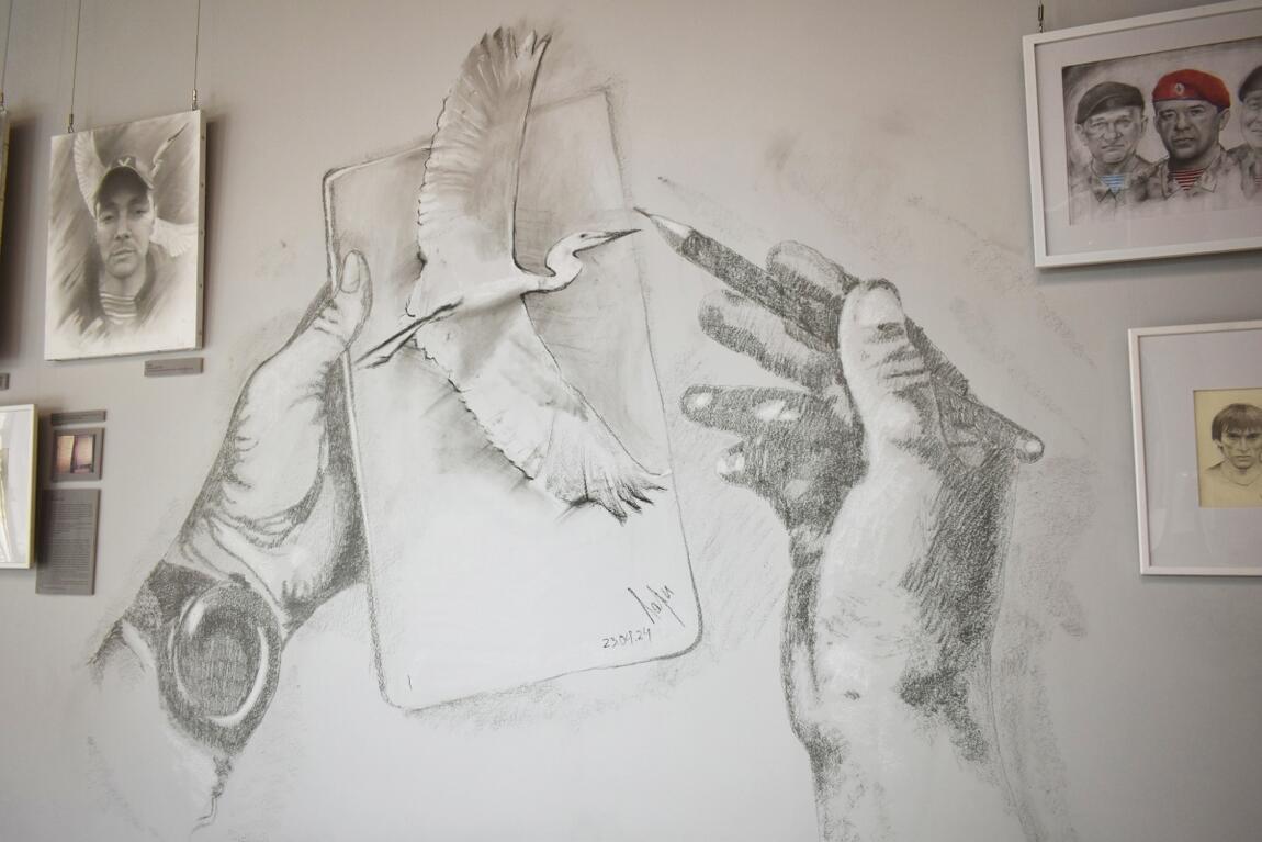 Открылась выставка графических работ «Альбом между сердцем и плитником»